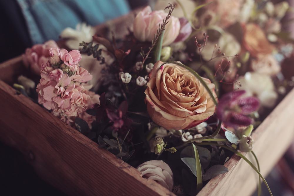 Beautiful roses and scented wedding day flowers